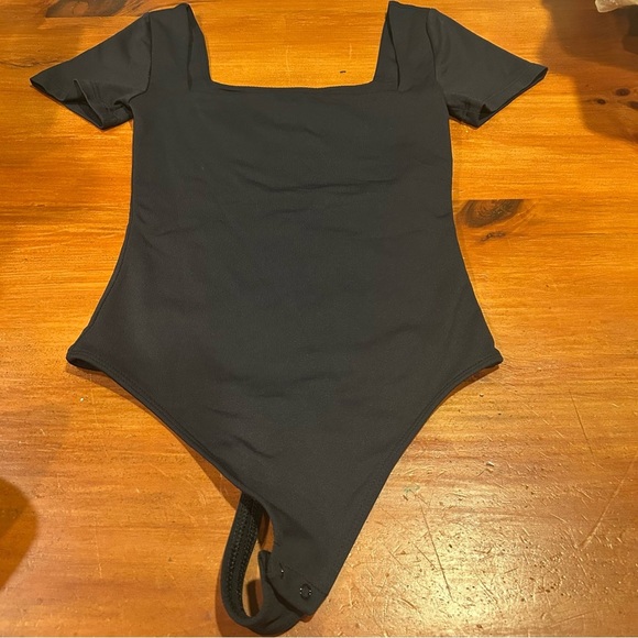 Aritzia Babaton women’s contour square neck bodysuit size XS. Black - Picture 11 of 12